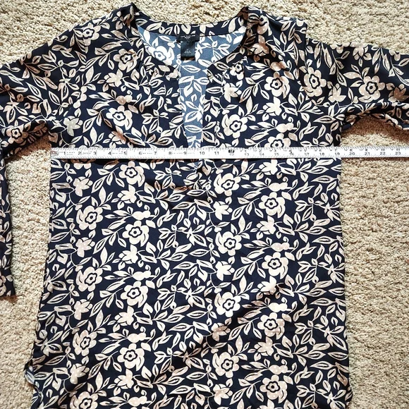 Ann Taylor petite v-neck floral blouse Size SP Colors black tan and white - Picture 5 of 13